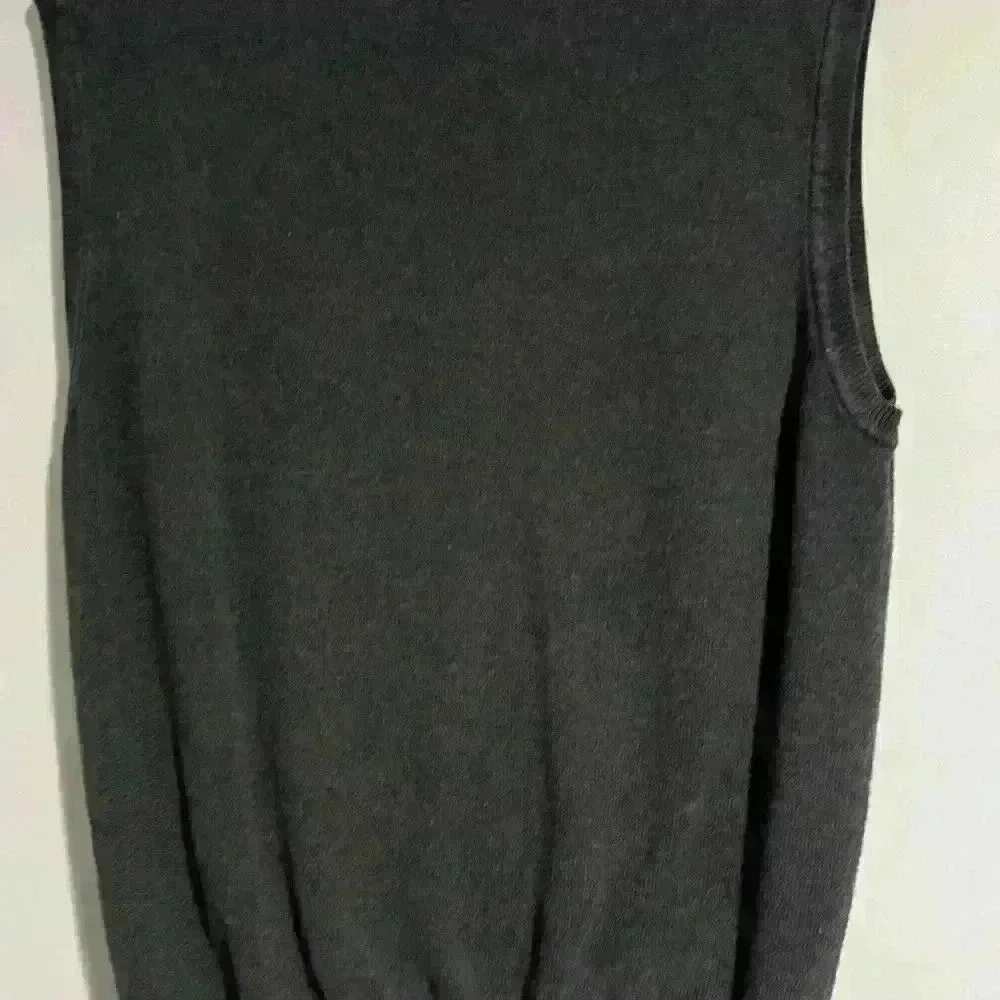 Men’s VanHeusen sweater vest size M EUC, gray